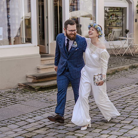 Paarshooting einer Hochzeit. Hochzeitspaar läuft glücklich die Straße entlang. Esslingen