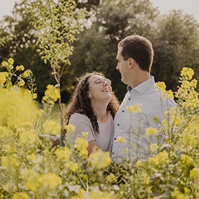 lachendes Paar bei Familienshooting