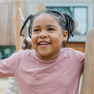 Kindergartenfotograf macht natürliche Gruppenfotos in Backnang