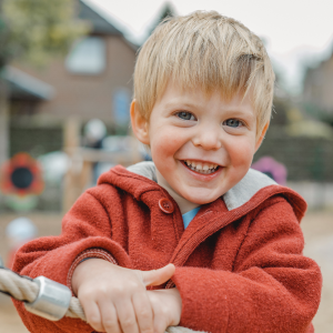 Lachende Kinder beim Spielen – Kita-Fotografie in Winnenden