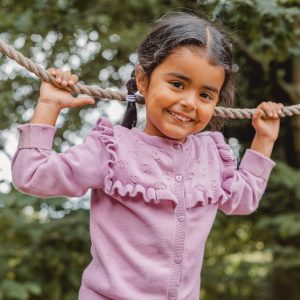 Kind bei Kita Fotografie, das am Seil Übungen macht und spielt